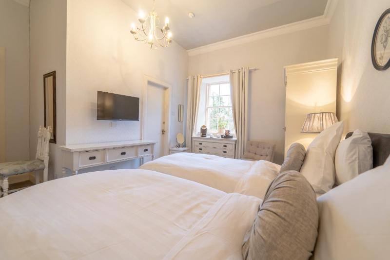 Twin Room image 3