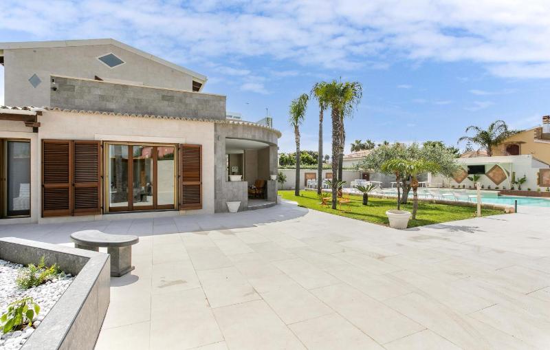 Amazing Home In Punta Milocca - image 2