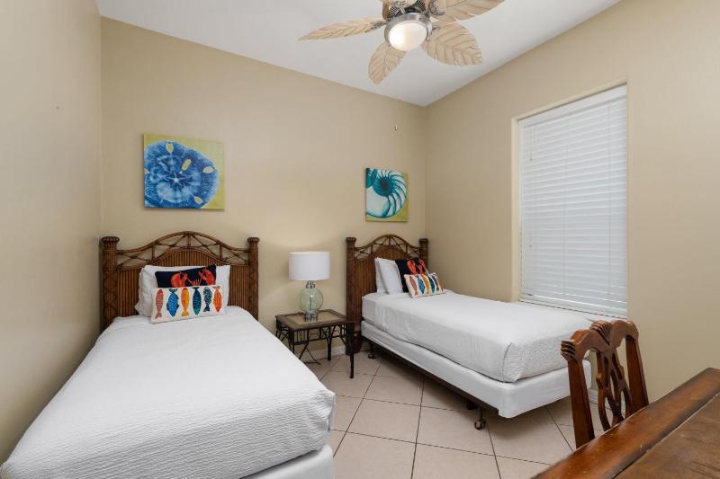 Beautiful 2 Bed 2 bath 1st Floor condo by beach with Pool - image 16