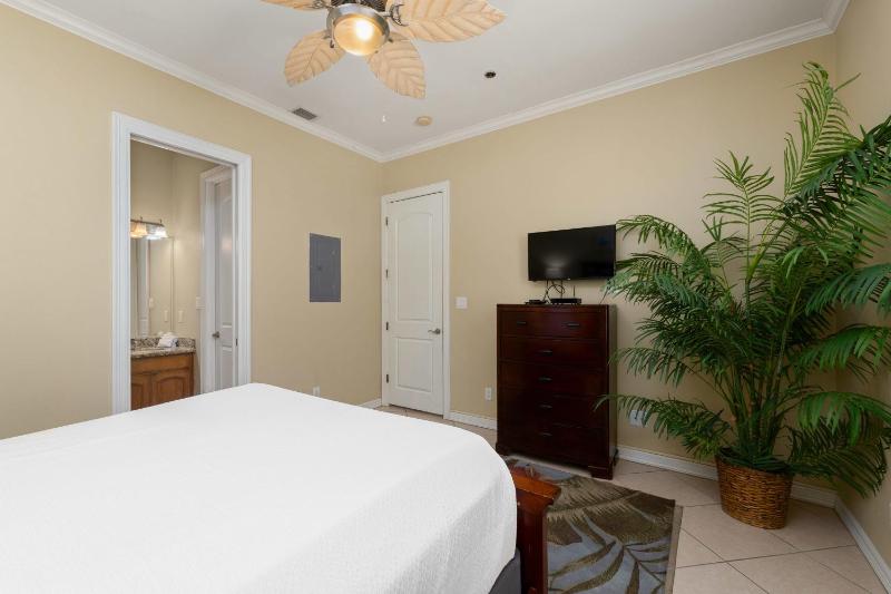 Beautiful 2 Bed 2 bath 1st Floor condo by beach with Pool - image 4