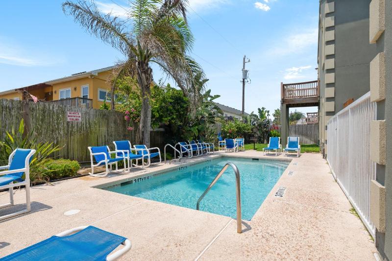 Beautiful 2 Bed 2 bath 1st Floor condo by beach with Pool - image 19
