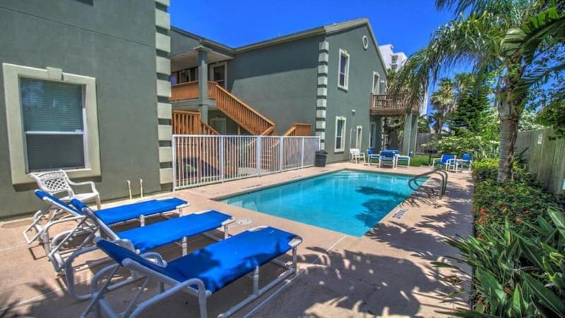 Beautiful 2 Bed 2 bath 1st Floor condo by beach with Pool - image 7