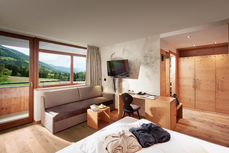 Deluxe Double Room image 2