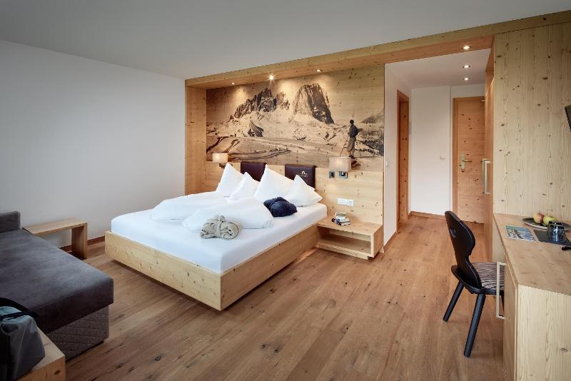 Deluxe Double Room image 4