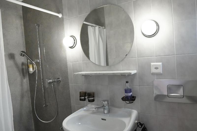Twin Room image 2