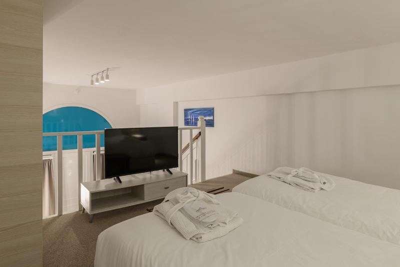 Family Room image 4