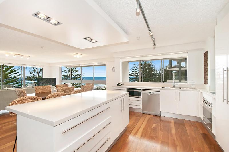 Superior Three-Bedroom Apartment with Air-conditoning and Ocean View image 2
