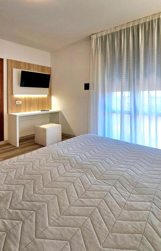 Double or Twin Room with Balcony image 4