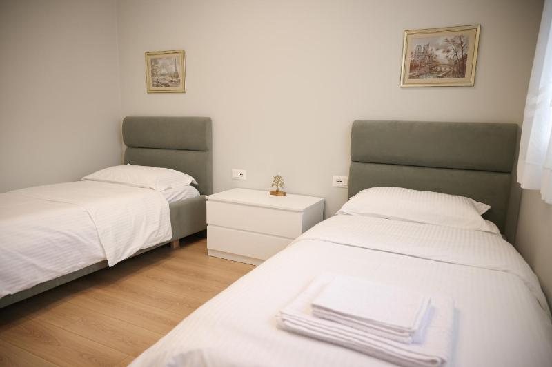 Elegant Apartment Near Wilson Square - image 2
