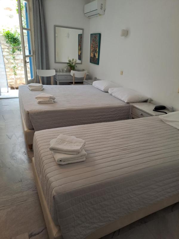 Economy Triple Room image 4
