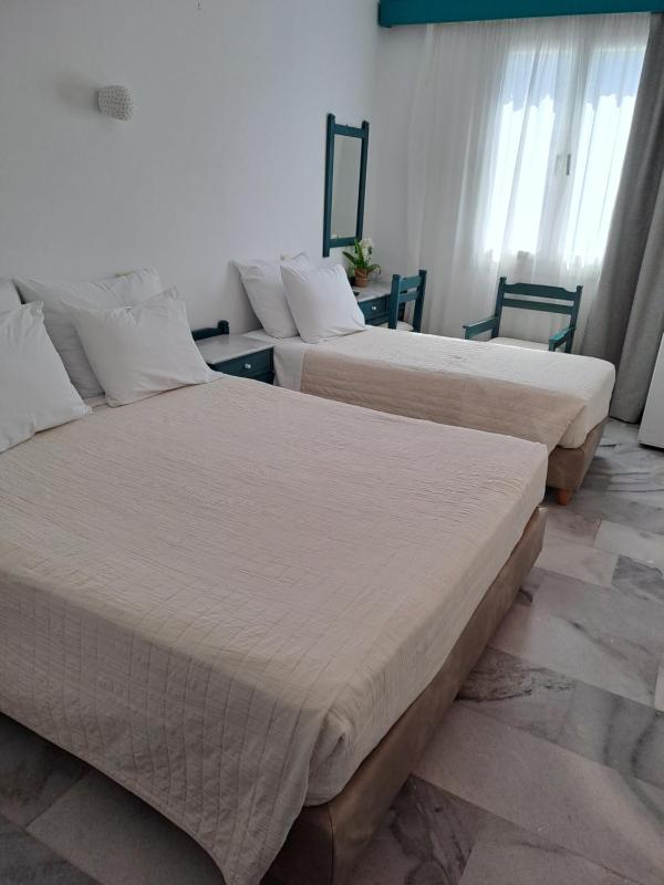 Economy Triple Room image 3