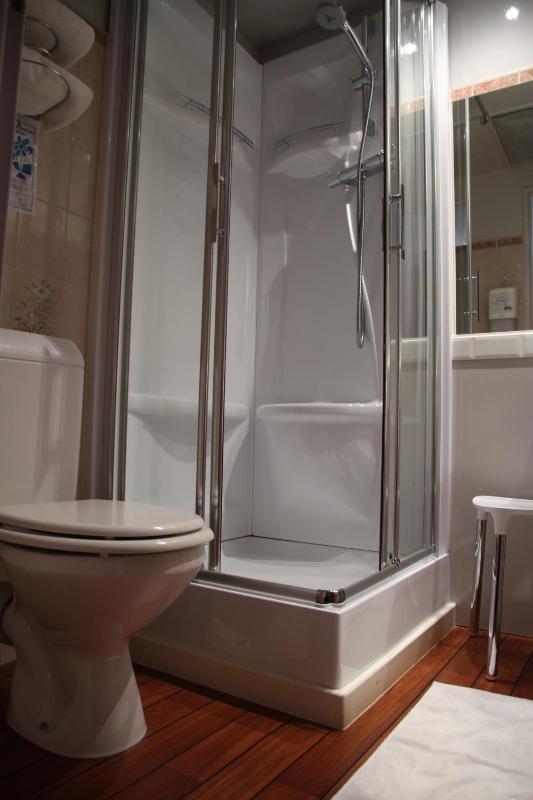 Triple Room (1 Double Bed + 1 Single Bed) image 3