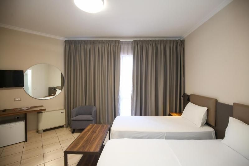 Deluxe Double or Twin Room with Balcony image 2