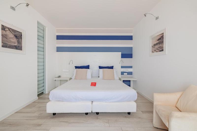 Double Room with Balcony and Sea View image 3