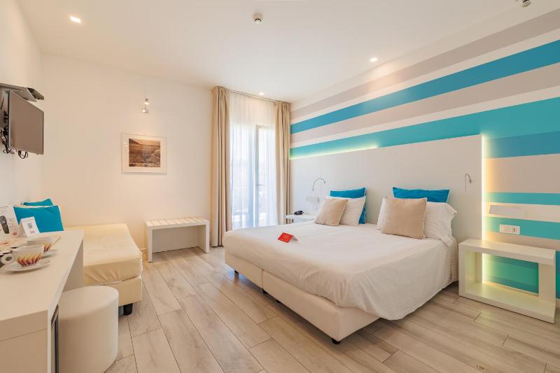 Triple Room with Sea View and Balcony - Ground Floor image 2