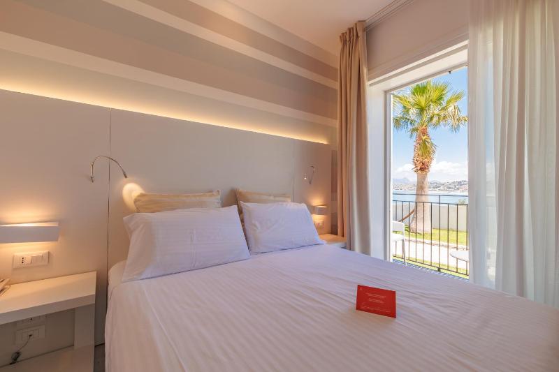 Triple Room with Sea View and Balcony - Ground Floor image 4