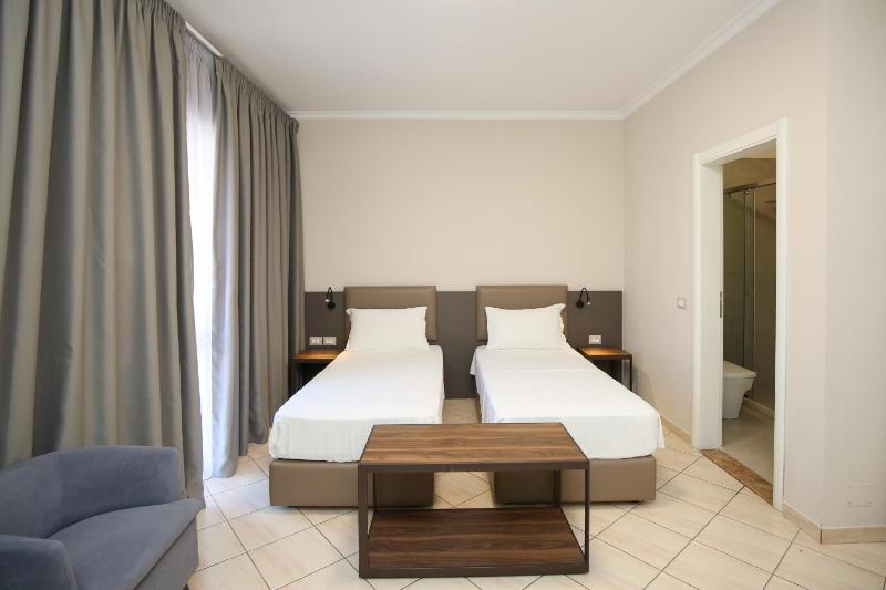 Deluxe Double or Twin Room with Balcony image 4