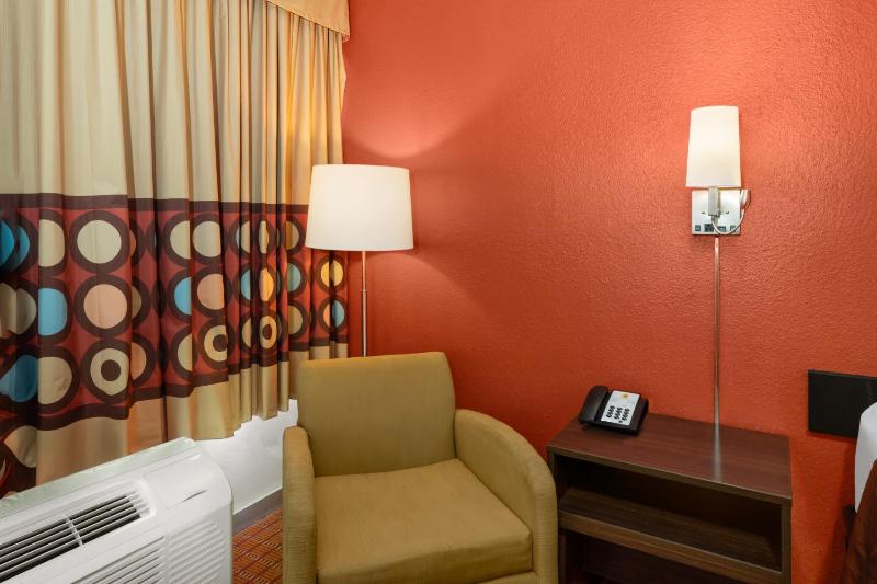 Queen Room - Mobility Access/Non-Smoking image 3