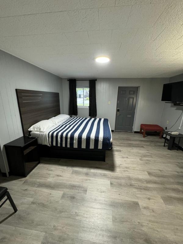 Deluxe King Room image 2