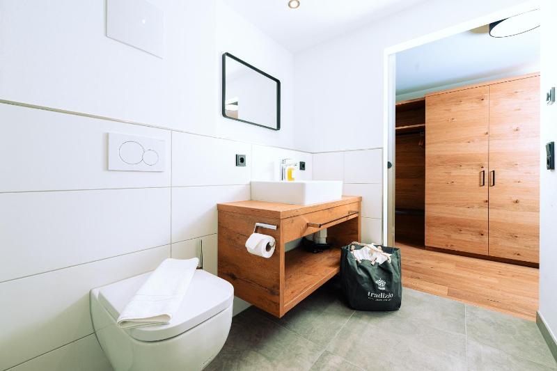 Deluxe Double Room with Balcony image 3