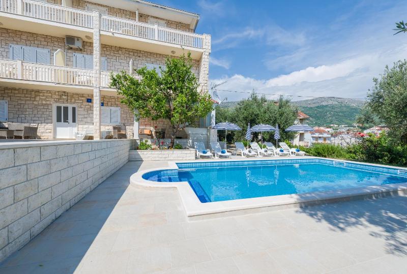 Villa Tomasovic with pool in Podstrana - image 6