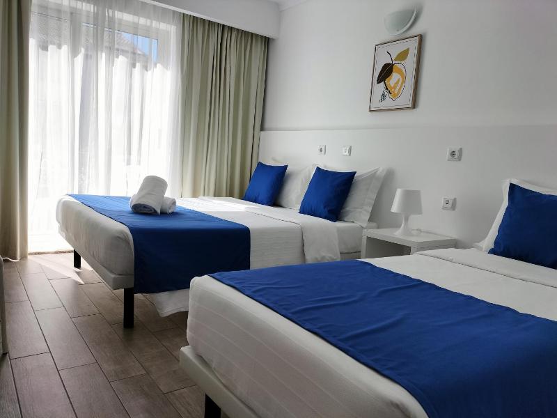 Triple Room with Balcony image 3