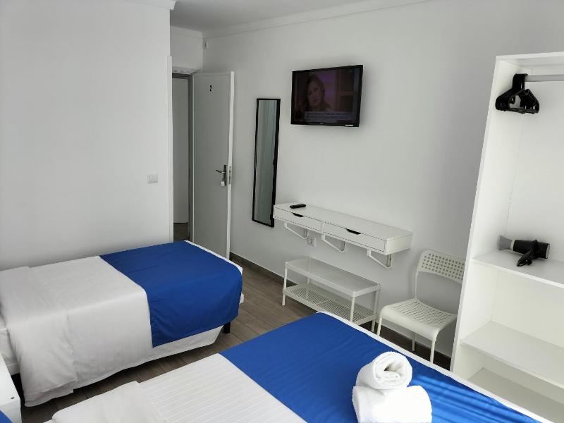 Triple Room with Balcony image 4