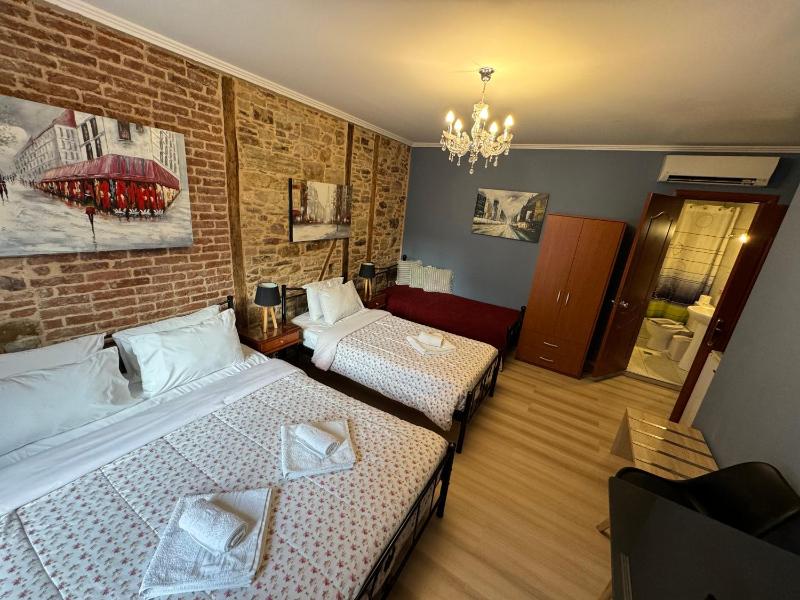 Double or Twin Room image 4
