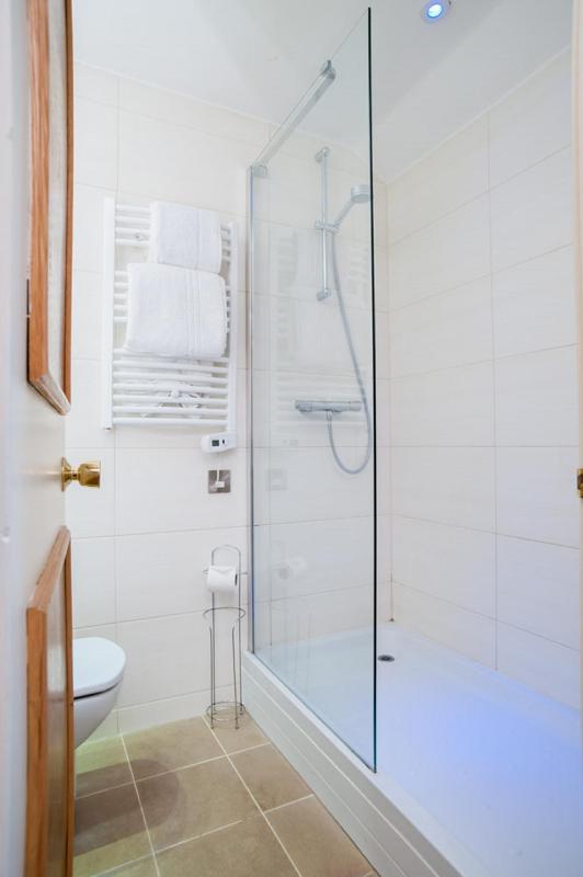 Standard Twin Room image 2