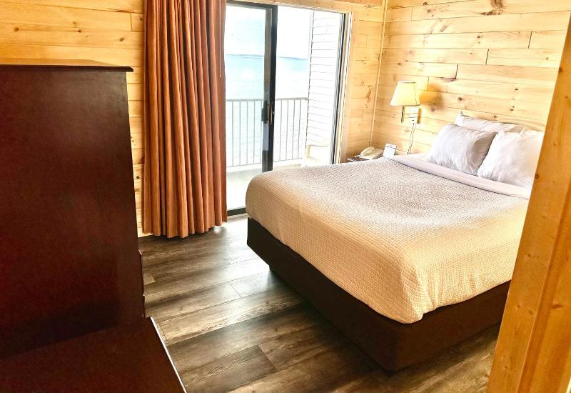 Two Queen Beds - Lake Front Bridgeview image 2