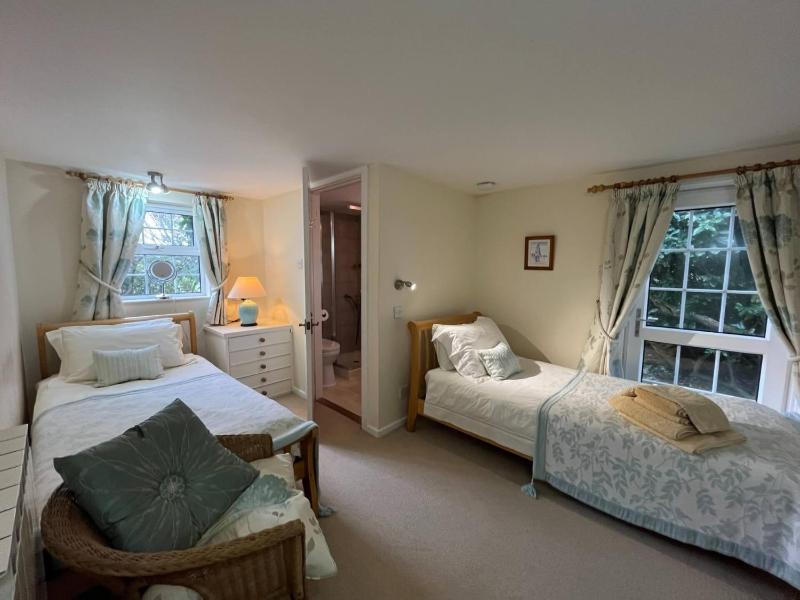Twin Room with Private Bathroom image 1
