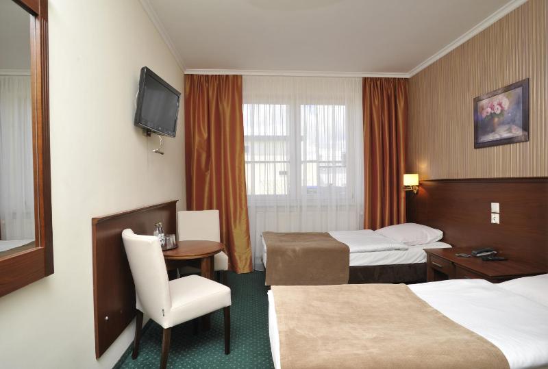 Twin Room image 2