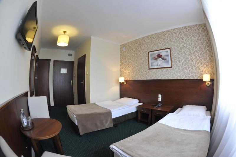 Twin Room image 3
