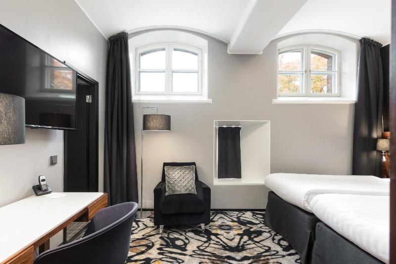 Standard Twin Room image 4