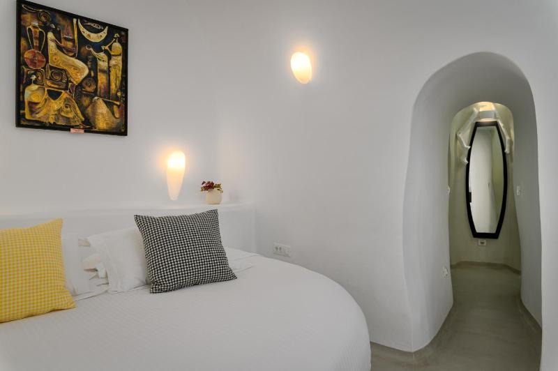 Superior Suite with Caldera View Terrace and shared heated Pool image 3