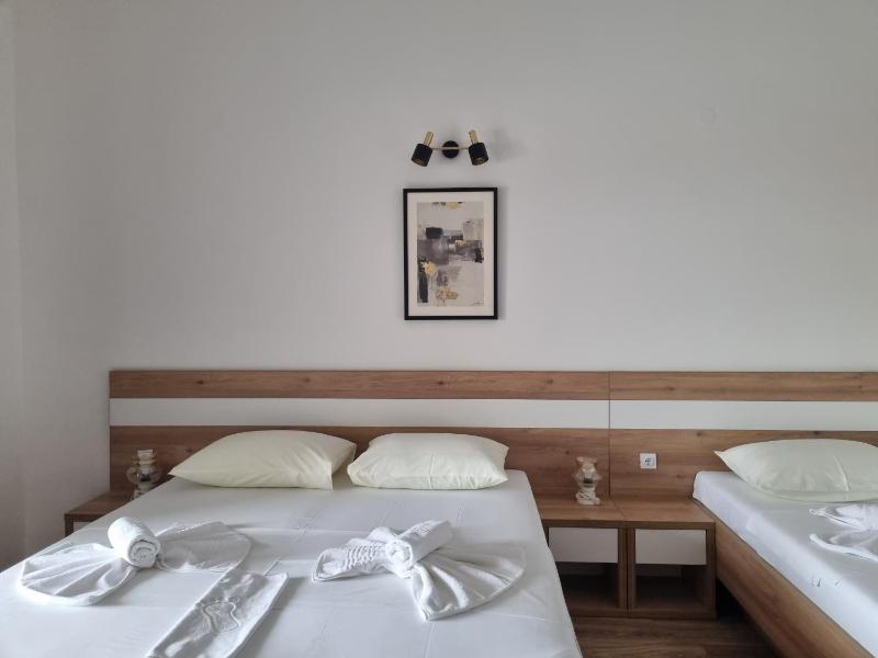 Triple Room with Balcony image 2
