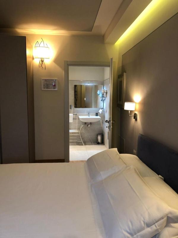 Standard Double Room image 4