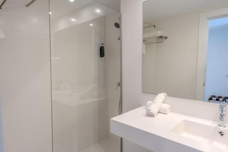 Twin Room with Sea View Spa Acces included image 3