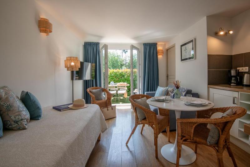 Apartment (3 Adults) with Garden image 4