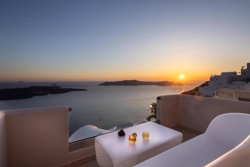 Junior Suite with Caldera View  image 3