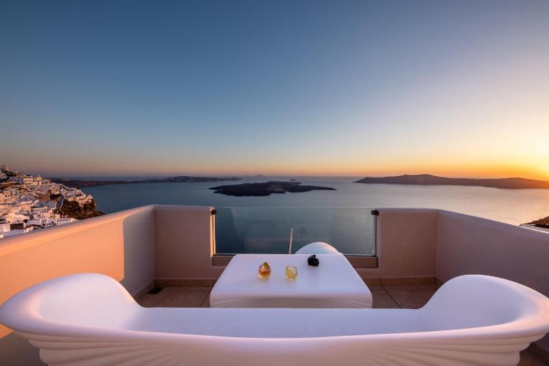 Junior Suite with Caldera View  image 2