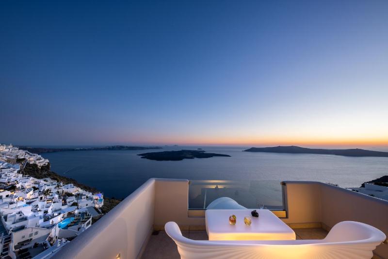 Junior Suite with Caldera View  image 4