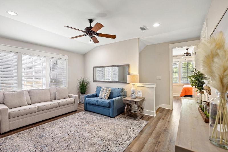 2465 Bungalo Home - image 38