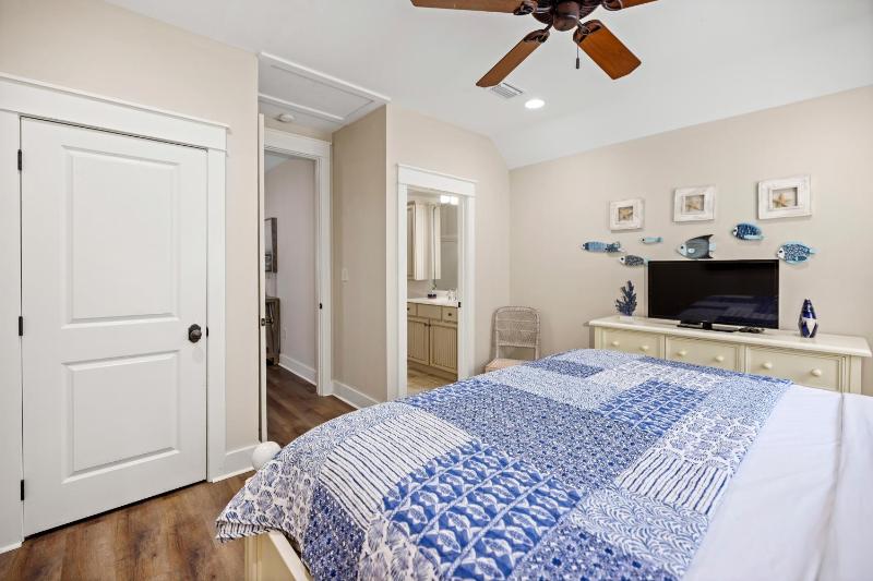 2465 Bungalo Home - image 9