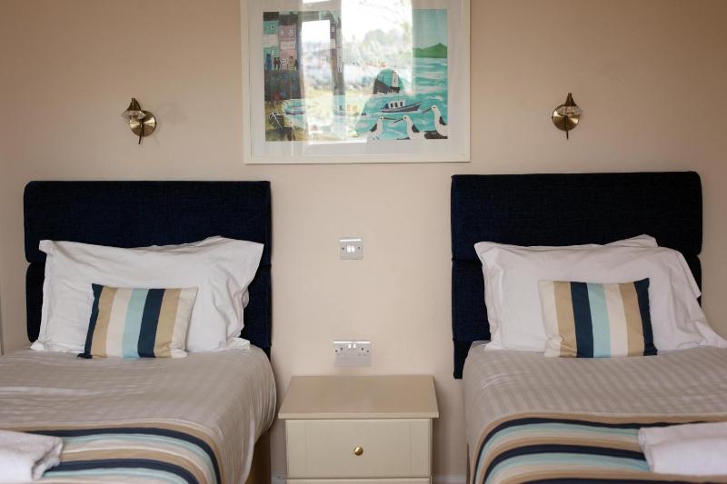 Twin Room image 3