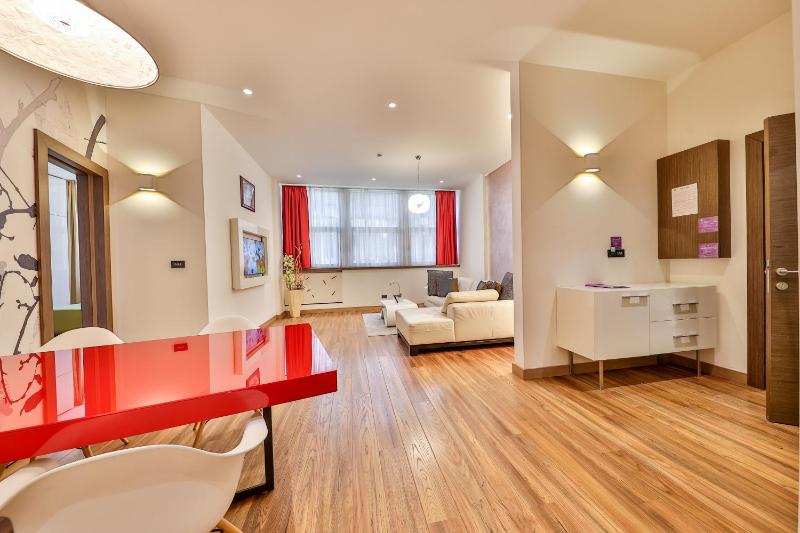 Suite with Hot Tub and Sauna - Free Parking image 2