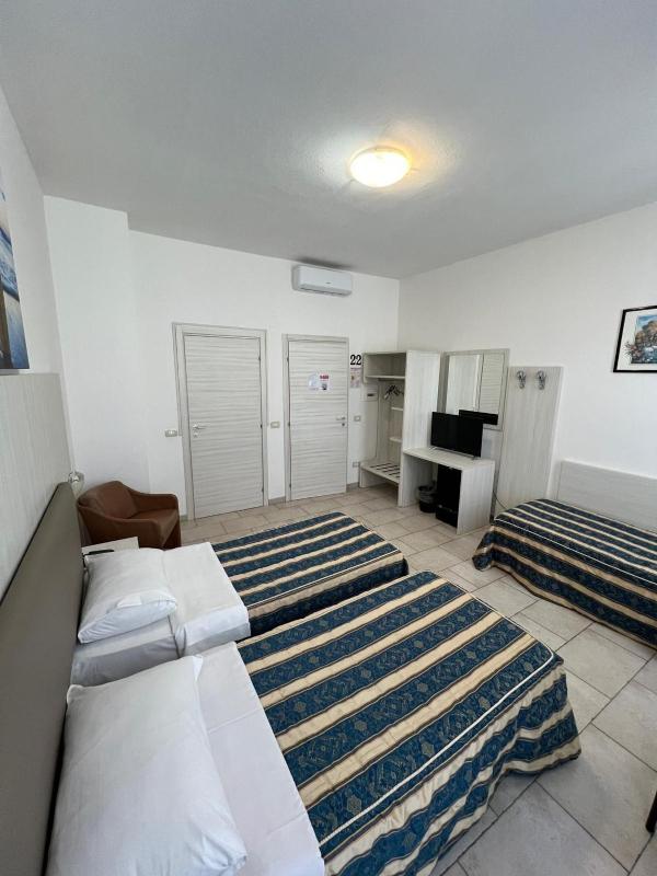 Twin Room image 3