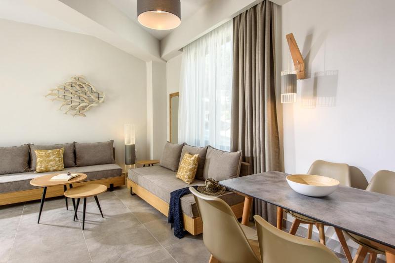 One-Bedroom Apartment Pool Front image 4