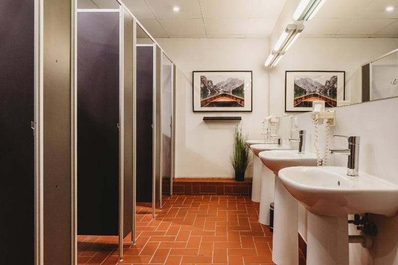 Twin Room with Shared Bathroom image 4