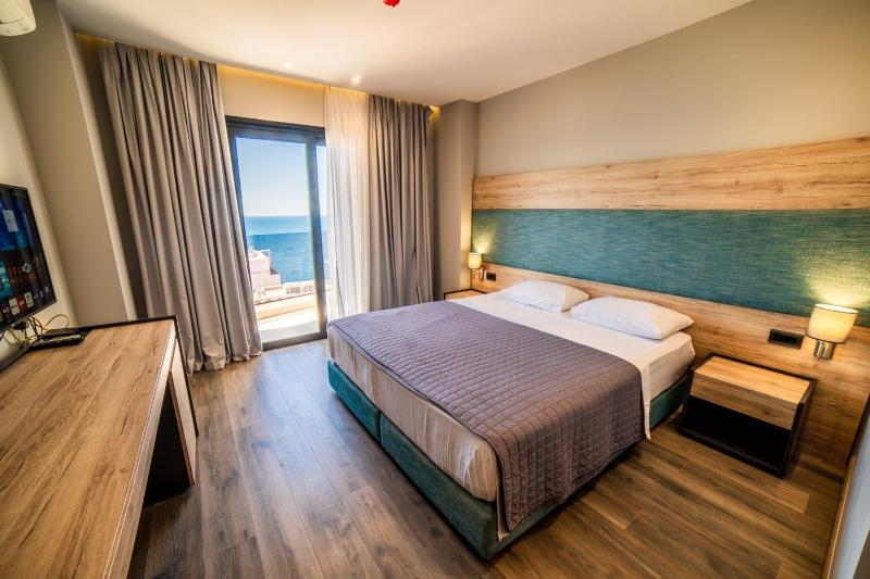 Deluxe Double Room with Balcony and Sea View image 4